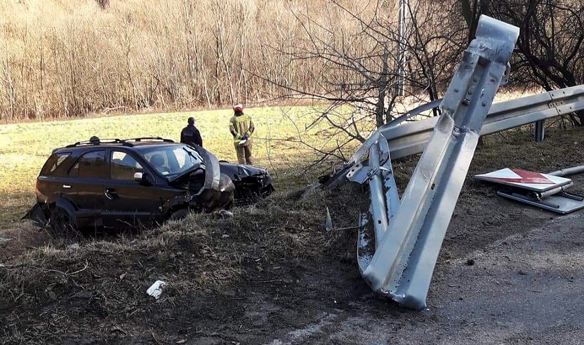 Wypadek na trasie Krynica - Grybów. Samochód wyłamał bariery i rozbity wywrócił się spadając ze skarpy na łąkę [ZDJĘCIA]