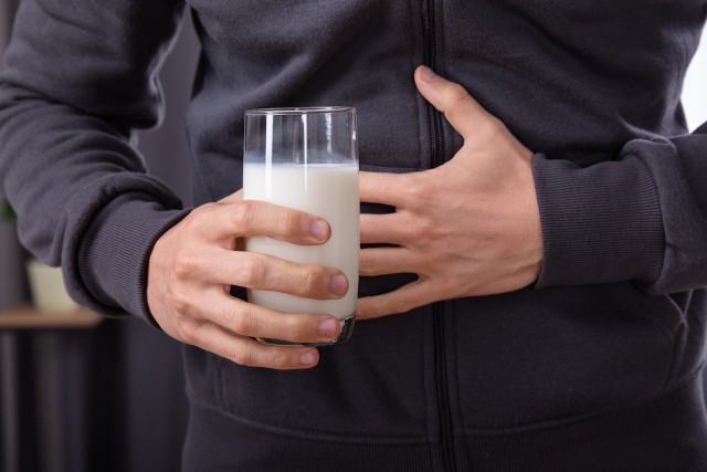 Rola mleka w łagodzeniu zgagi cały czas jest badana przez naukowców. Wyniki niektórych badań potwierdzają jego skuteczność. Jest ono bogate w wapń i białko, które mogą złagodzić zgagę powodując wzrost napięcia mięśnia przełyku i stymulując wydzielanie gastryny. Jednocześnie jednak zawarty w mleku tłuszcz może rozluźniać zwieracz przełyku. Dlatego specjaliści zalecają wypróbowanie mleka o obniżonej zawartości tłuszczu lub zastąpienie go np. napojem roślinnym. 