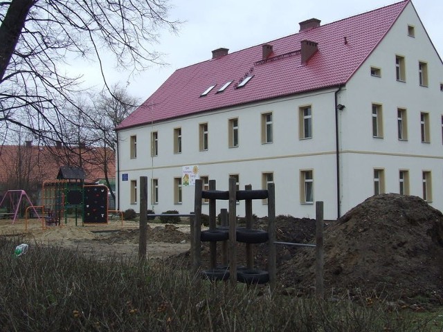 Budynek domu dziecka, mimo że ma ponad sto lat, wygląda jak nowy. Jest po modernizacji. Wkrótce powstanie przy nim boisko oraz miejsca zabaw