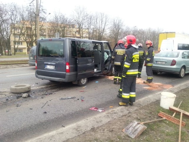 Wypadek na al. Śmigłego - Rydza - ranny kierowca forda