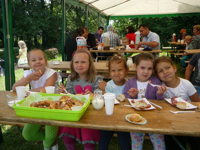 Na placu przygotowano poczęstunek: kiełbaski z grilla, ciasto, lody.