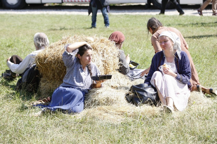 Armia kaskaderów, aktorów i statystów w Piotrkowicach! Trwają nagrania do filmu "Łuna" w reżyserii kielczanina Konrada Łęckiego (ZDJĘCIA)