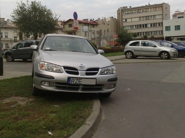 Tak parkuje się przy ul. Jabłońskiego w Rzeszowie.