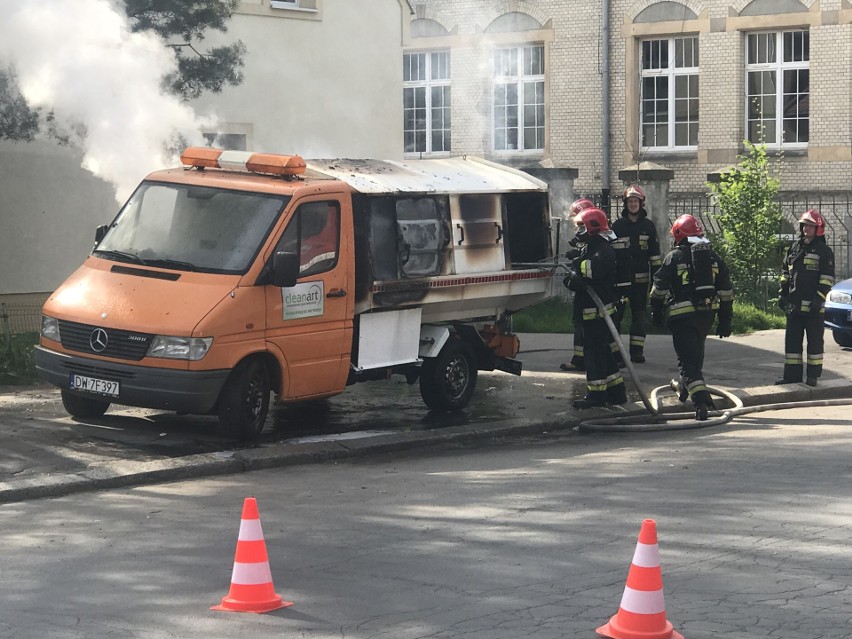 Wrocław: Pożar śmieciarki na Południu. Było dużo dymu
