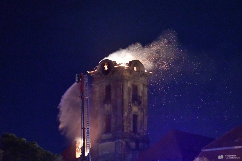Ruszyły prace nad odbudową spalonego hełmu wieży zamku Dewinów w Żarach. Mamy zdjęcia!