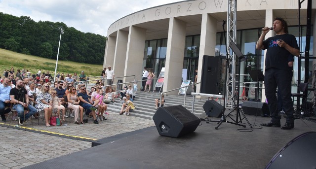 W niedzielę 18 czerwca na koncercie Mieczysława Szcześniaka przed Filharmonią Gorzowską było kilkaset osób.