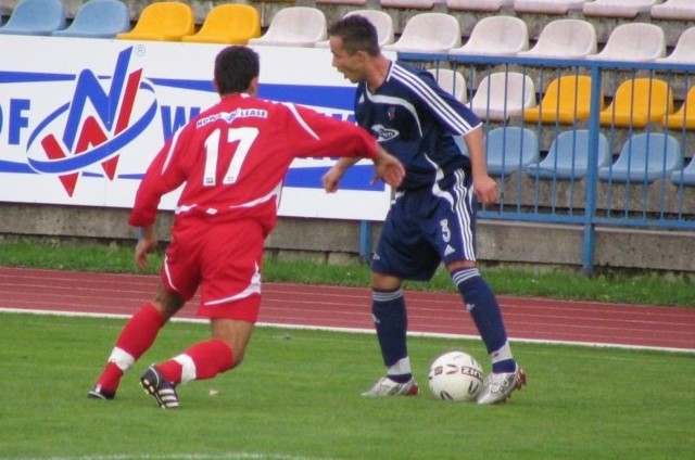 Przemysław Skorupa (z prawej) zagra w sobotę w barwach Mazowsza przeciwko Broni, która z niego zrezygnowała.