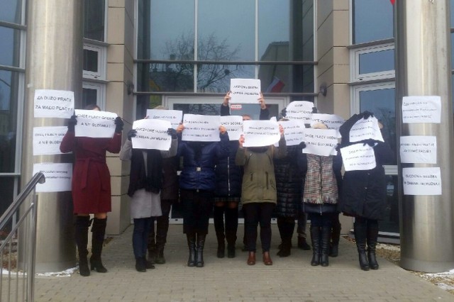 Protest dwunastu pracowników Prokuratury Rejonowej w Stalowej Woli podczas przerwy śniadaniowej w pracy