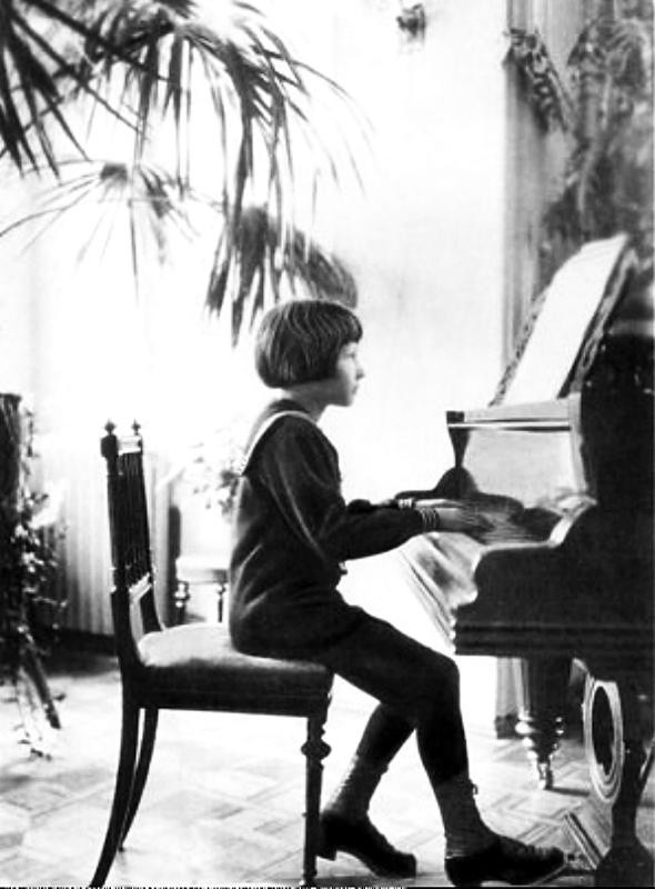 Witold Lutosławski od małego chętnie grał na fortepianie. Bywało, że zmęczony zasypiał pod instrumentem.