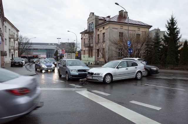 Dwa samochody zderzyły się w poniedziałek rano na placu Śreniawitów w Rzeszowie - napisał nasz Czytelnik na alarm@nowiny24.pl. Zobaczcie zdjęcia z wypadku.W centrum Rzeszowa zderzyły się skoda fabia i skręcające w ulicę Szopena bmw. ZOBACZ TEŻ: Wypadek na ul. Warszawskiej w Rzeszowie