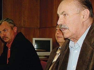 Od lewej: wójt Jan Żebrak, Tadeusz Gajos członek RS i lek. med. Stanisław Kobylec Fot.: Zbigniew Wojtiuk