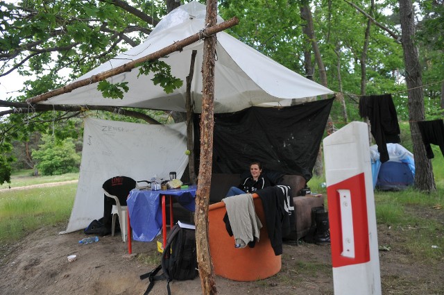 Na festiwalowej łące w Kostrzynie mieszkają teraz cztery osoby. Gdy odwiedziliśmy ich obozowisko, na miejscu zastaliśmy jedynie Sylwię z Sopotu.