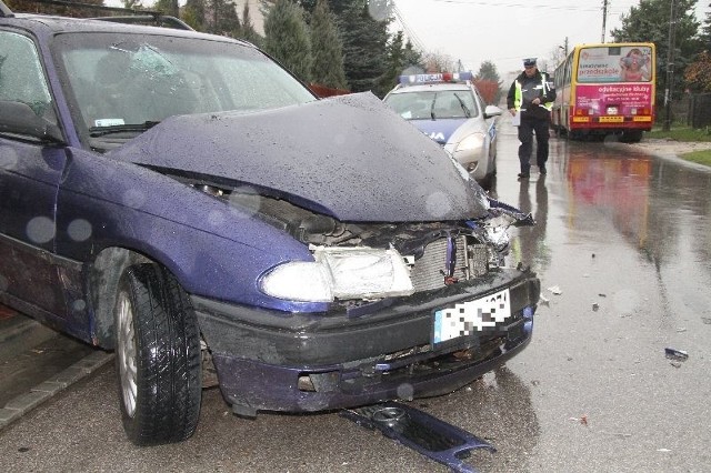 Opel rozbity w Domaszowicach.
