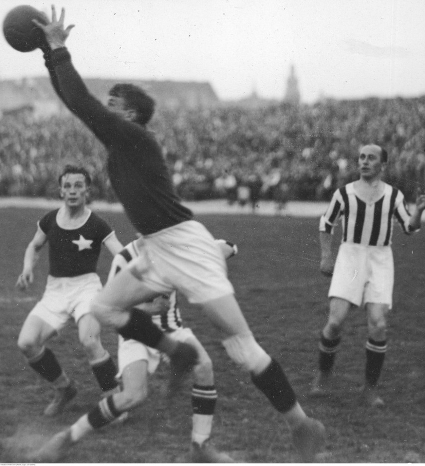 Mecz Cracovia - Wisła w 1931 roku; z piłką bramkarz Cracovii...