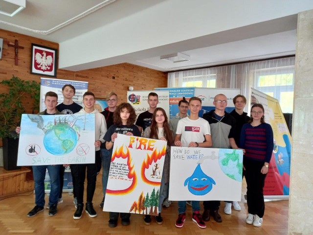 Uczniowie niżańskiego elektryka biorący udział w projekcie edukacyjnym wspólnie ze Słowakami