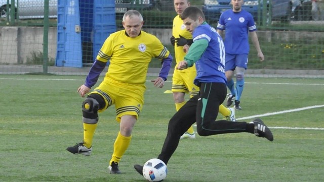 W pojedynku na szczycie Amatorskiej Ligi Piłki Nożnej, Szalone Cytryny (żółte stroje) wygrały z Armed Ort 2:0.