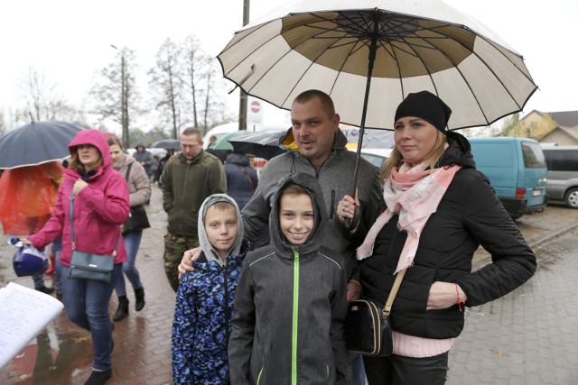 Piotr i Mariola Szutko z synami Krzysiem (na dole z lewej) i Kacprem nie mieli wątpliwości, że warto pomóc Marysi.