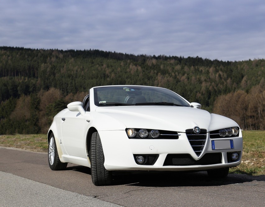 Alfa Romeo GTV była dostępna z cztero- lub...