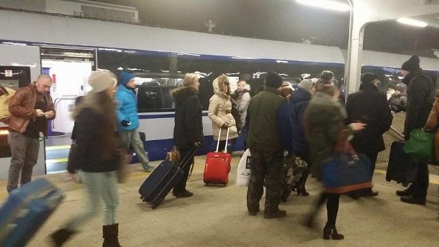 Pasażerowie opuszczają pociąg Dart na stacji Warszawa Wschodnia