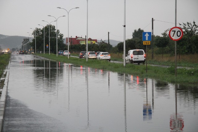 Po niedzielnych opadach deszczu ulica Krakowska zmieniła się w rzekę a kierowcy jechali samochodami po ścieżce rowerowej.