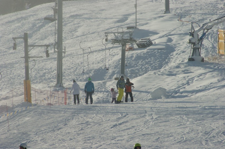 Podhale. Już w pierwszy weekend sezonu na narty do Białki wybrały się tłumy [ZDJĘCIA]