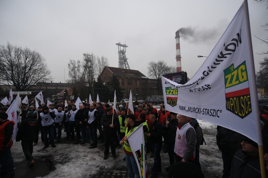 Manifestacja związkowa i górnicza przed kopalnią Boże Dary w...