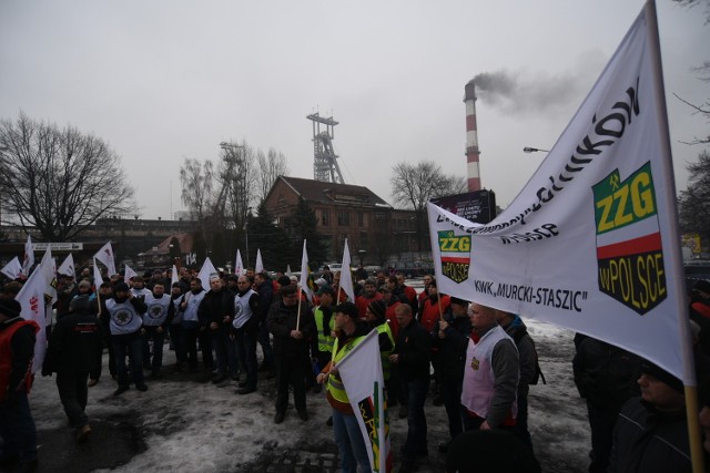 Manifestacja związkowa i górnicza przed kopalnią Boże Dary w Katowicach