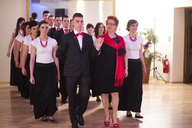 Osiemnaścioro maturzystów Zespołu Szkół Zawodowych imienia mjr. H. Dobrzańskiego Hubala w Radomiu  w sobotę zatańczyło poloneza. W pierwszej parze dyrektor szkoły.