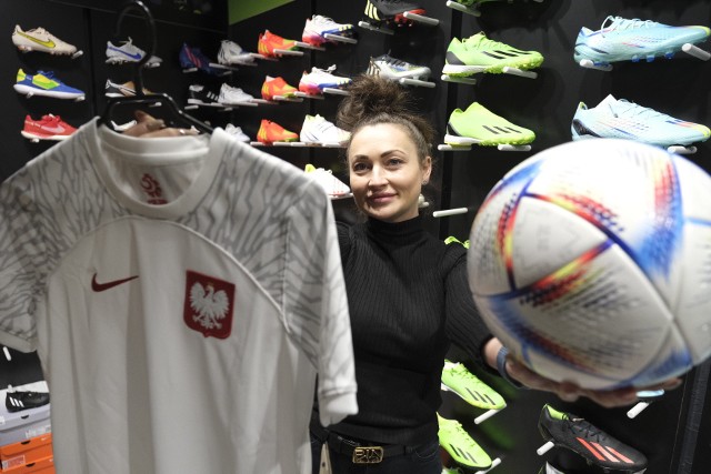 W toruńskim sklepie R-gol kibice mogą dostać m.in. oryginalne koszulki reprezentacji Polski. Na zdjęciu Jolanta Wróbel.