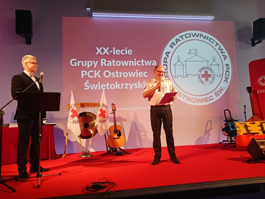 XX-lecie Ostrowieckiej Grupy Ratownictwa Polskiego Czerwonego Krzyża. Było mnóstwo osób