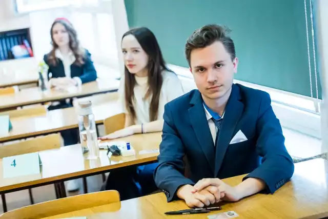 W IV LO w Bydgoszczy do matury przystąpiło 150 tegorocznych maturzystów. Na pierwszym planie Arkadiusz Drozd, jeden z maturzystów, którego zmagania będziemy szczególnie w tym roku śledzić na egzaminie dojrzałości.