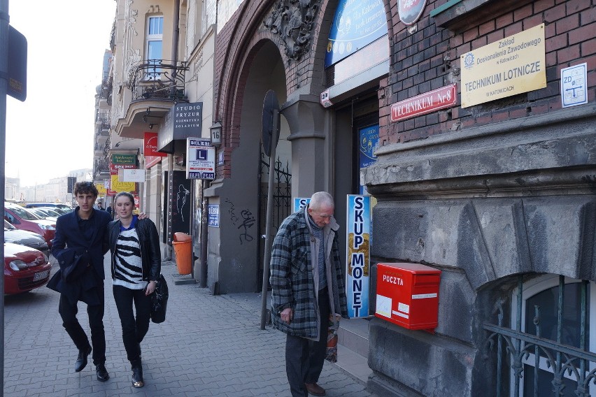 Przebudowa centrum Katowic, a szpetne szyldy po staremu