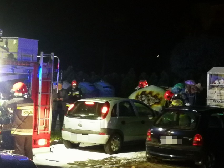W Tarnobrzegu samochód zapalił się na parkingu. Przyczyną zwarcie instalacji elektrycznej?
