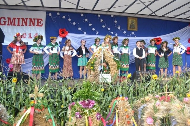 Zdanowice. Na scenie prezentują się najmłodsi uczestnicy dożynek.