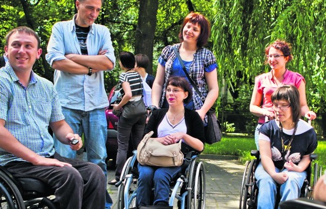 W latach 2012-2014 urząd marszałkowski był liderem projektu „Sprawni w pracy” współfinansowanego ze środków unijnych. Przeszkolono wtedy 31 asystentów, którzy przez prawie 3 lata wspierali w codziennym życiu 60 osób z różną niepełnosprawnością