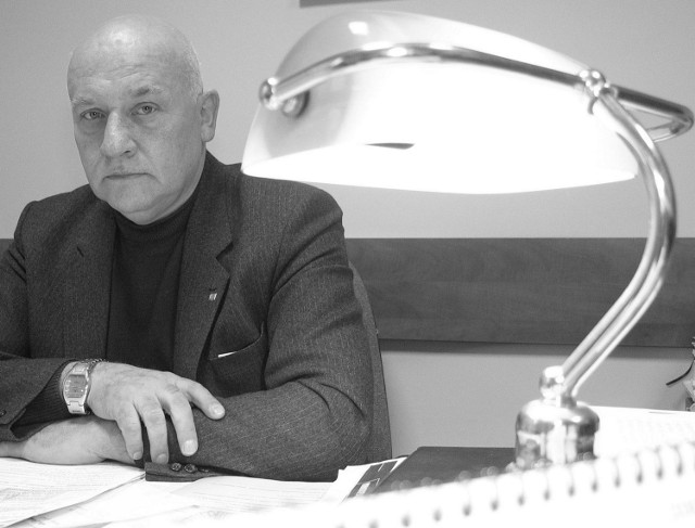 Jerzy Żółkiewicz przy biurku prezesa Młodzieżowej Spółdzielni Mieszkaniowej. Zdjęcie z 2004 roku 