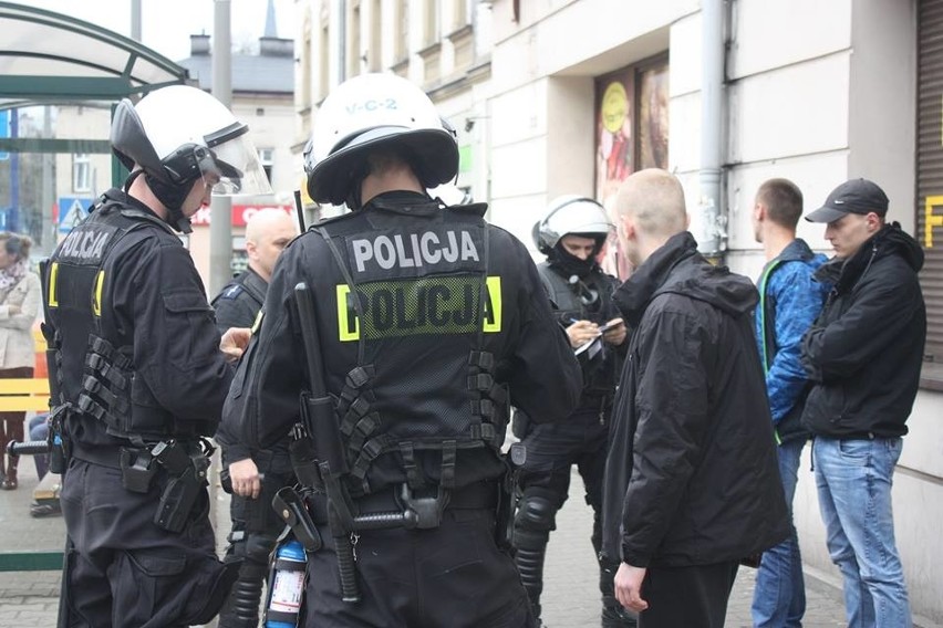 Kibole kontra policja: To był piękny mecz. Leciały butelki i cegłówki, pachniał gaz