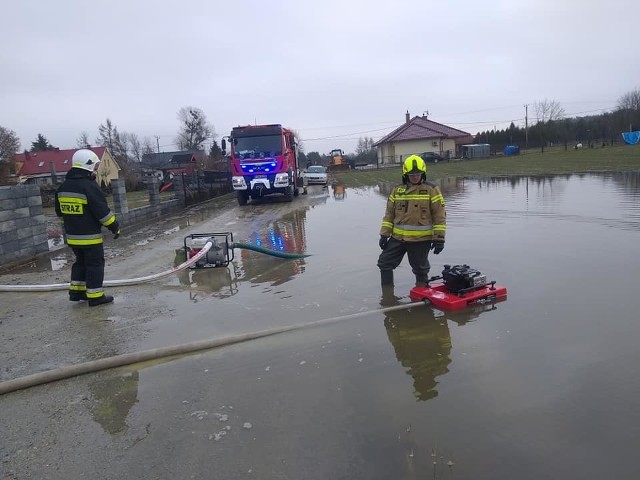 OSP Santocko interweniowało już w czwartek 18 lutego. Na ul. Jodłowej woda zalewała skrzynkę elektryczną oraz posesję.