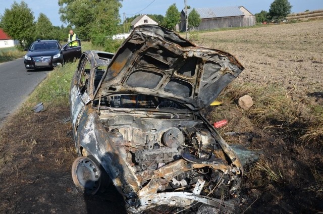 W Julkowie w powiecie lipnowskim opel astra najpierw dachował, a potem zaczął płonąć. Autem jechały cztery osoby. Przeżyły. Kierował pijany 18-latek - badanie wykazało 1,2 promila alkoholu.