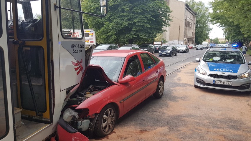 Wypadek na Pomorskiej. Samochód czołowo zderzył się z...