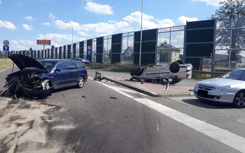 Zderzenie trzech samochodów w Świdniku. Jeden z pojazdów dachował
