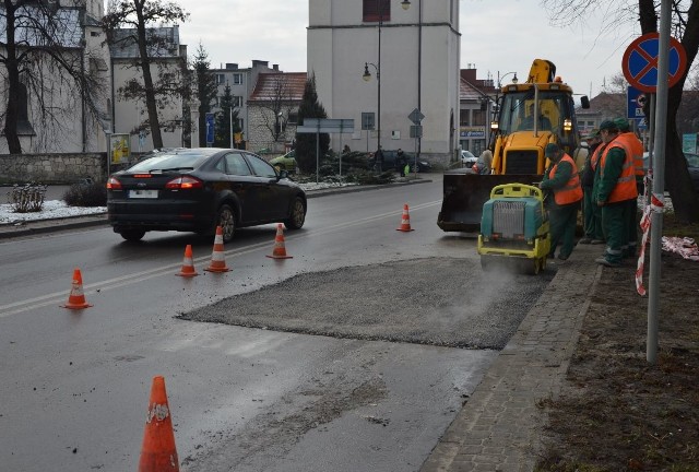 Po drogowych skutkach awarii wodociągu na ulicy Piłsudskiego w Pińczowie nie ma już śladu. Dziura w piątek została zaasfaltowana.