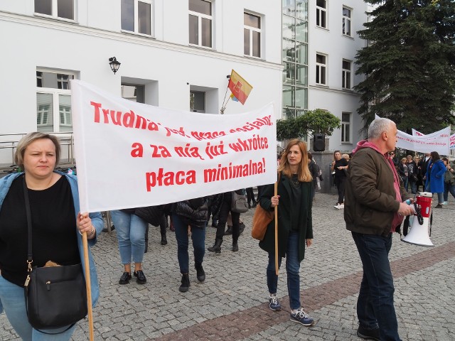Pikieta strajkujących pracowników socjalnych MOPS przed siedzibą Urzędu Miasta Łodzi