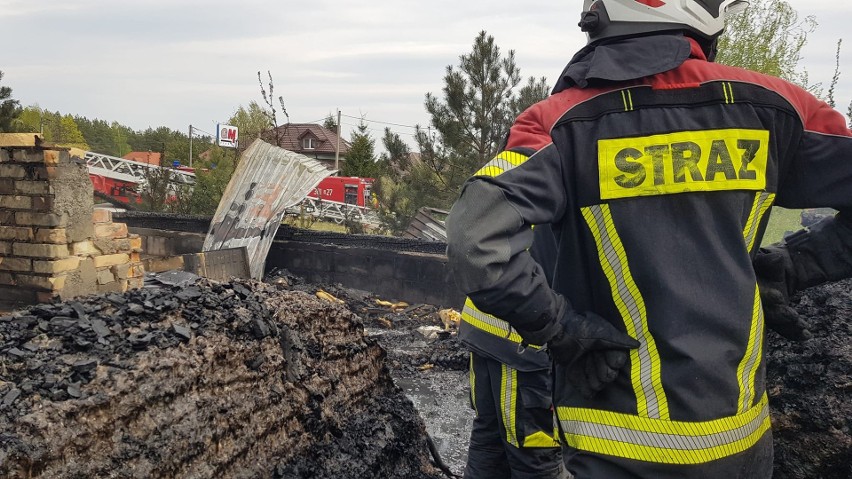 Pożar zakładu produkującego materace Ammat w Grabówce. Jedna osoba poważnie poparzona. Straty to 1,5 mln zł (zdjęcia)