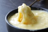 Kremowe fondue serowe na domówkę. Idealny przepis z gruyère dla całej rodziny. To danie rozpływa się w ustach
