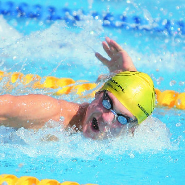 Łukasz Grabowicz z MUKS Piętnastka Aqua Bydgoszcz miał znakomity początek na pływalni zdobywając złoto i srebro.