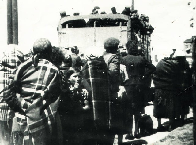 Od 11 do 18 sierpnia 1942 roku mieszkańców bełchatowskiego getta ciężarówkami wywieziono z miasta. W sumie prawie 6 tys. osób