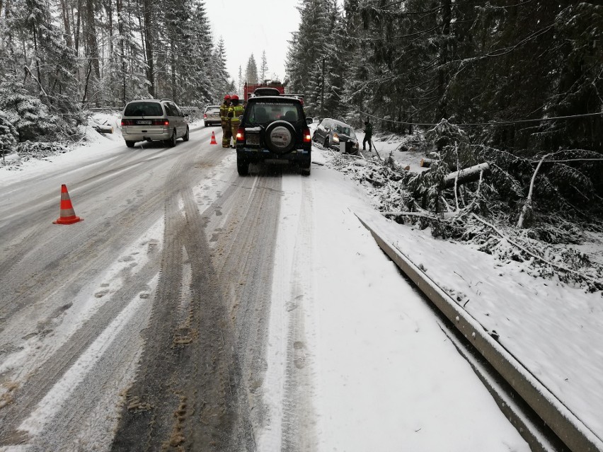 Zakopane. Śnieg znów sypie. Na drogach ślisko. Na Cyrhli auto w rowie 