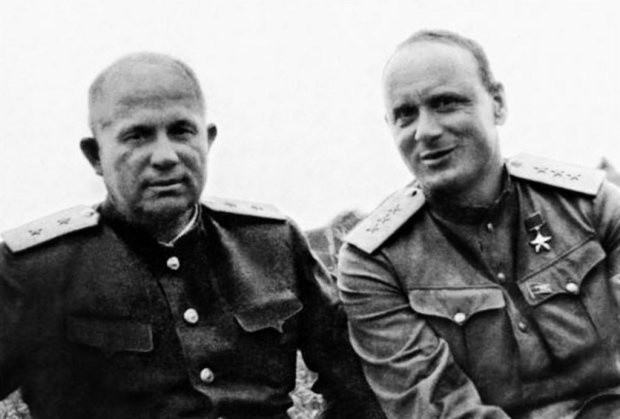 Iwan Sierow (z prawej) z Nikitą Chruszczowem (lata czterdzieste)