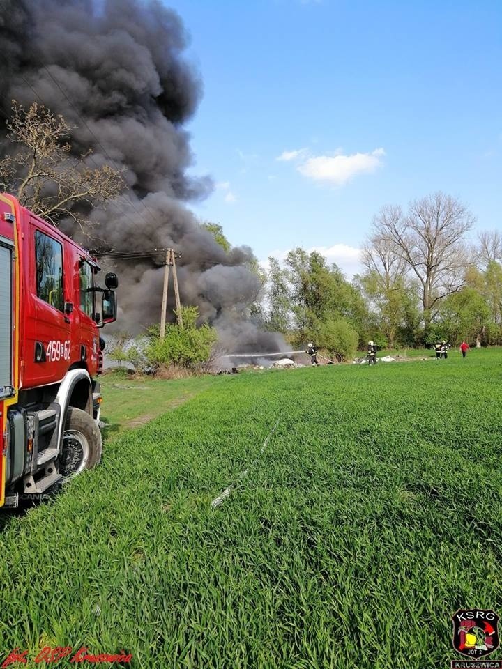 Na prywatnej działce w Tarnowie pod Kruszwicą wybuchł pożar....